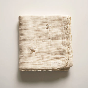 Gentil Coquelicot - Dekentje handgeborduurde klavers met kant